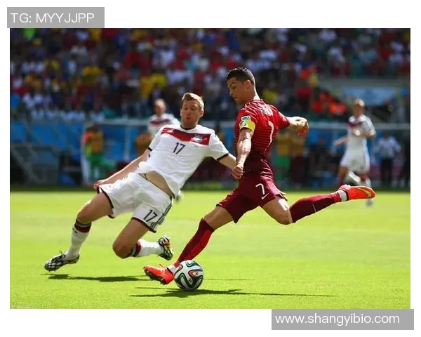 他渴望在绿茵场上闪耀成为足球明星的梦想与追求