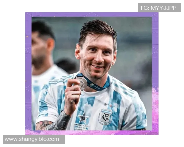 足球明星的辉煌历程与成就探秘：从贝利到梅西的传奇之路