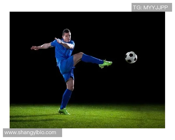 踢足球明星精彩瞬间合集视频与图片全景展示